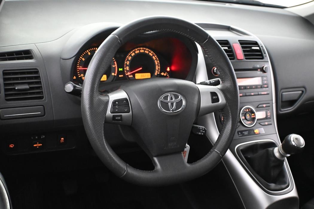 TOYOTA Auris 2012