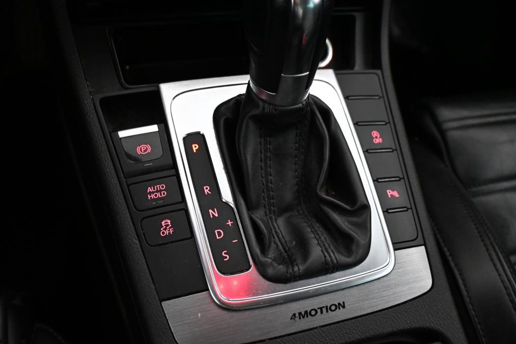 VOLKSWAGEN Passat 2012