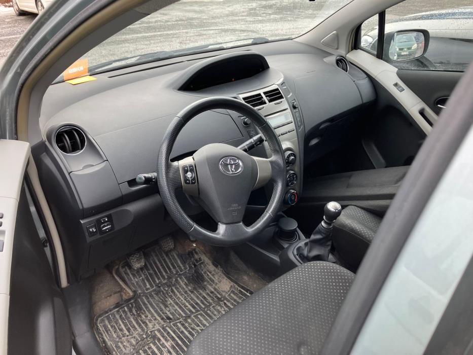 TOYOTA Yaris 2011