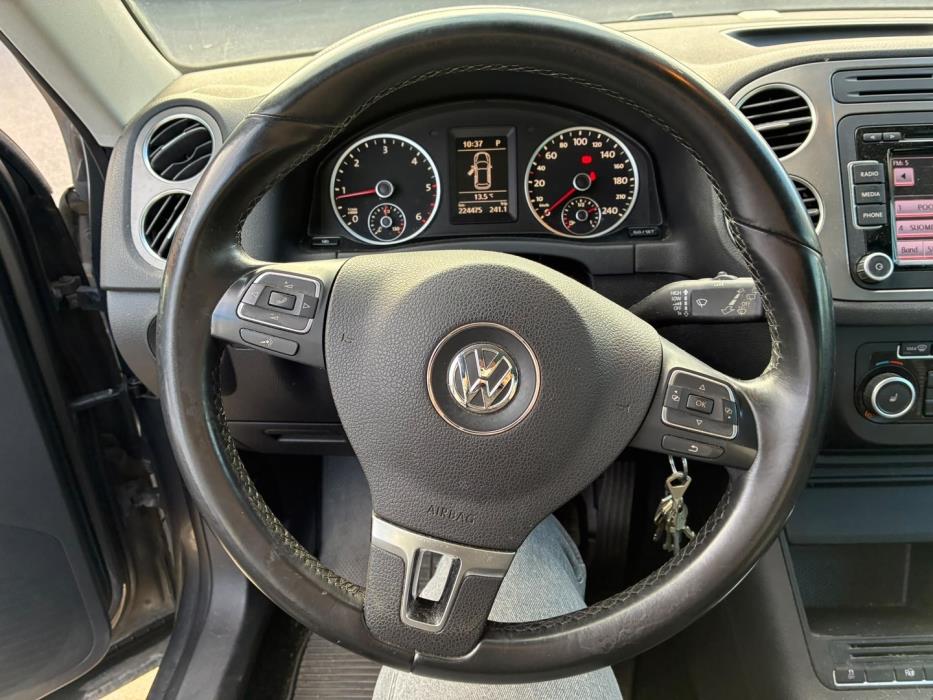VOLKSWAGEN Tiguan 2011
