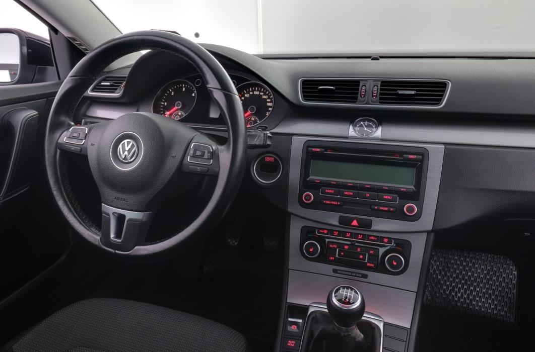 VOLKSWAGEN Passat 2011