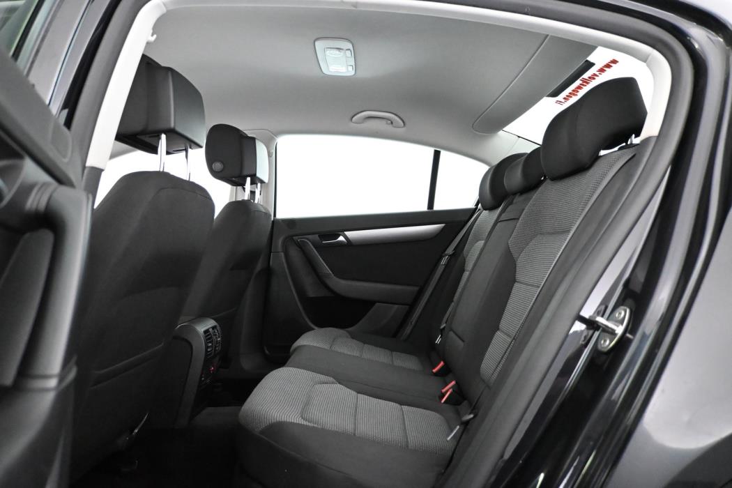 VOLKSWAGEN Passat 2011