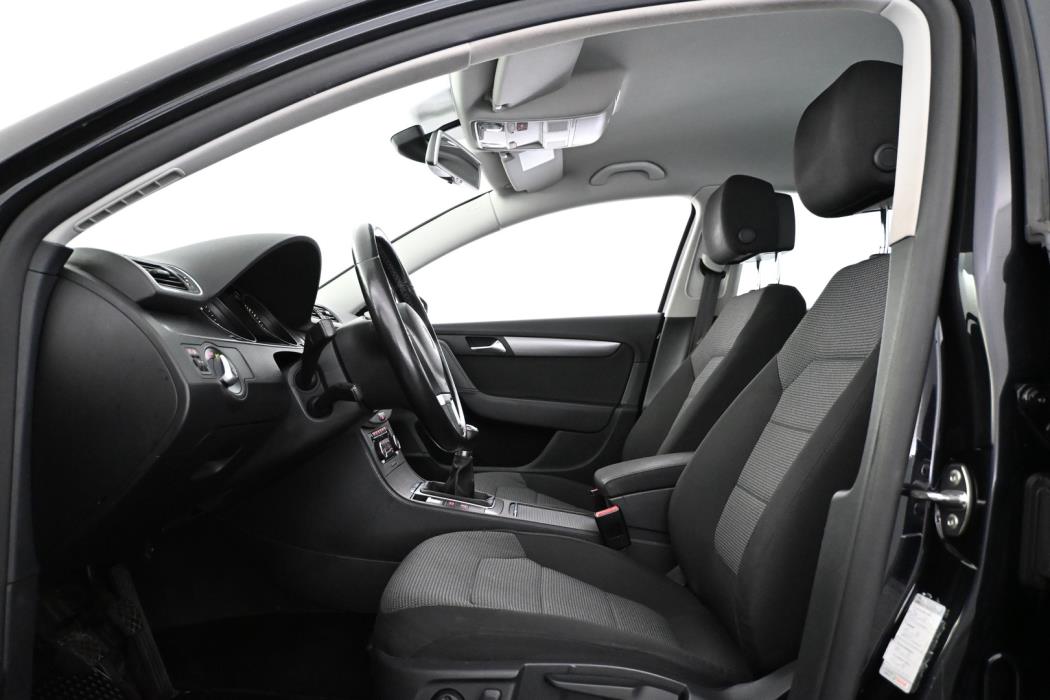 VOLKSWAGEN Passat 2011