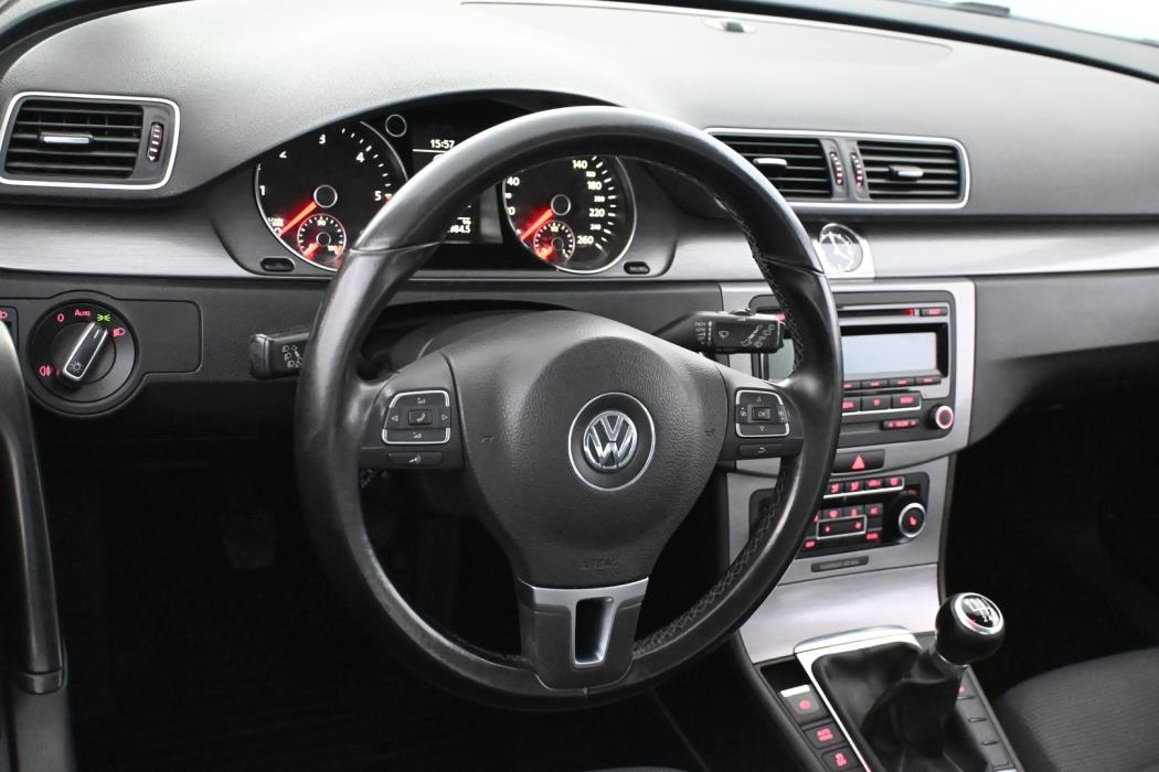 VOLKSWAGEN Passat 2011