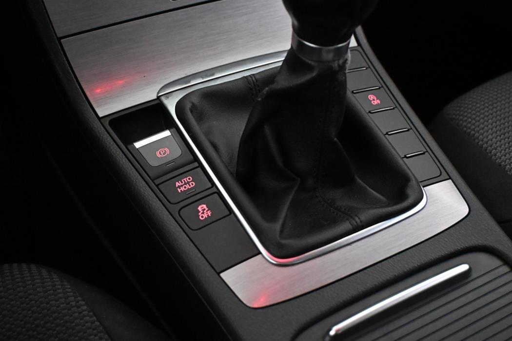 VOLKSWAGEN Passat 2011