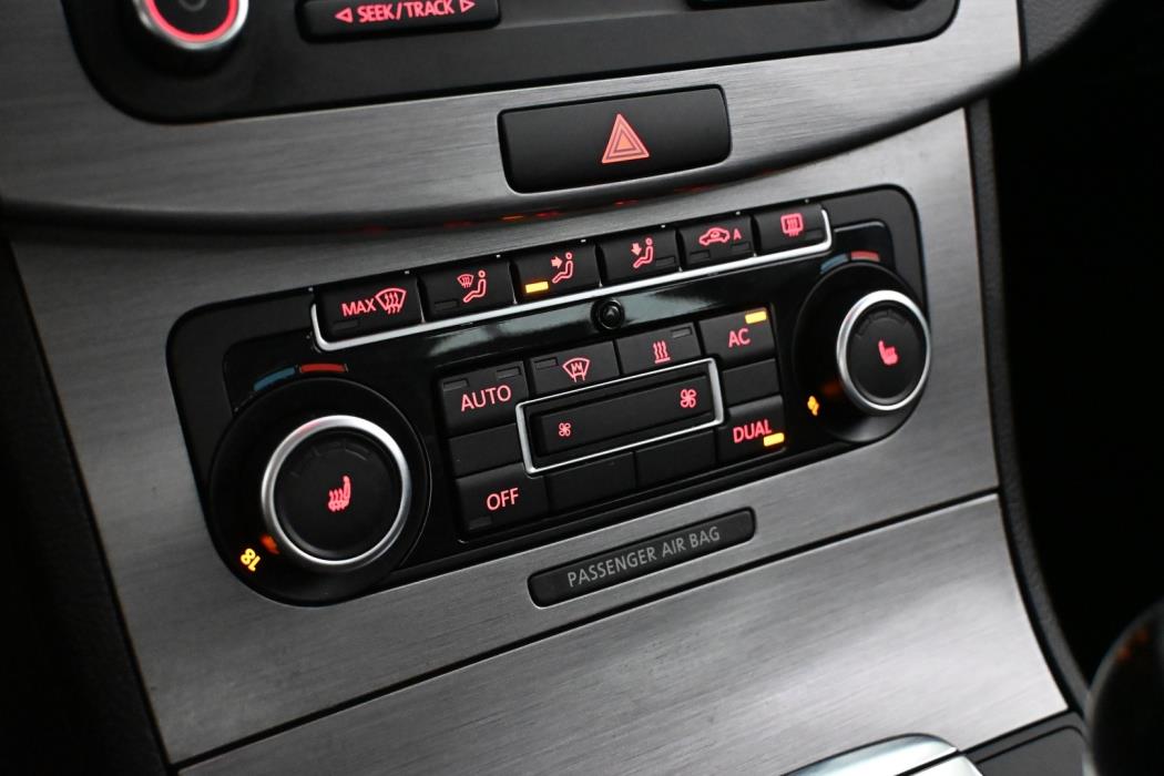 VOLKSWAGEN Passat 2011