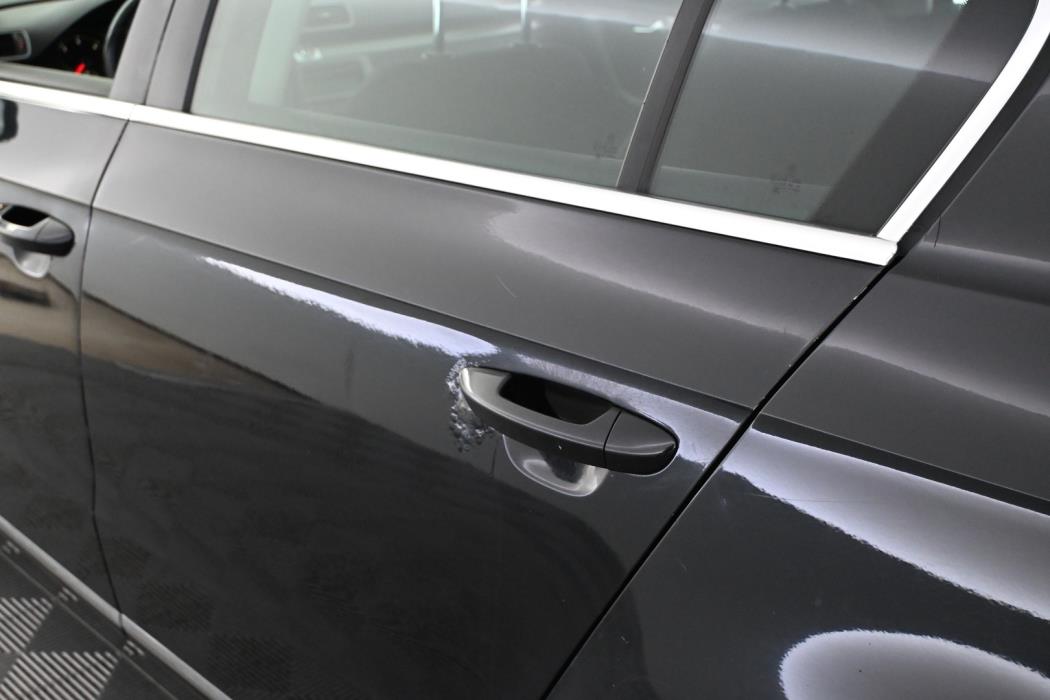 VOLKSWAGEN Passat 2011
