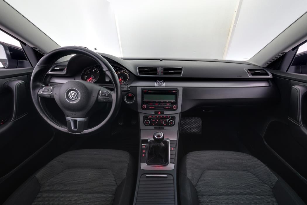 VOLKSWAGEN Passat 2011