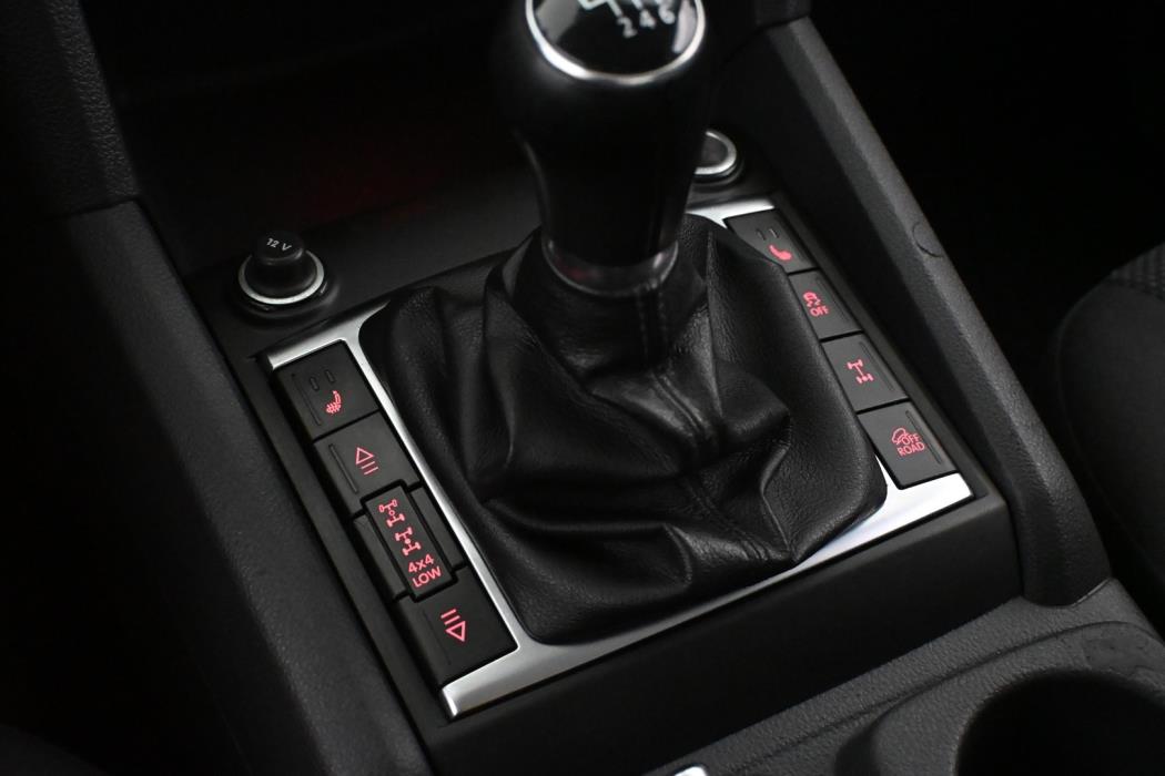 VOLKSWAGEN Amarok 2012
