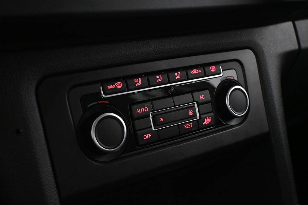 VOLKSWAGEN Amarok 2012