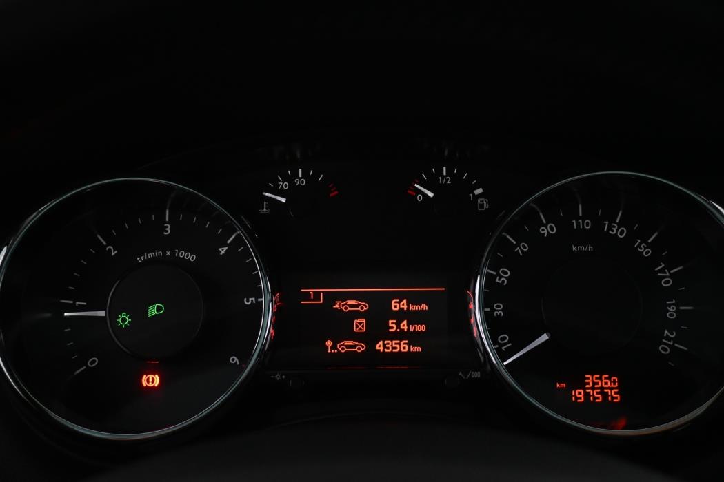 PEUGEOT 5008 2016