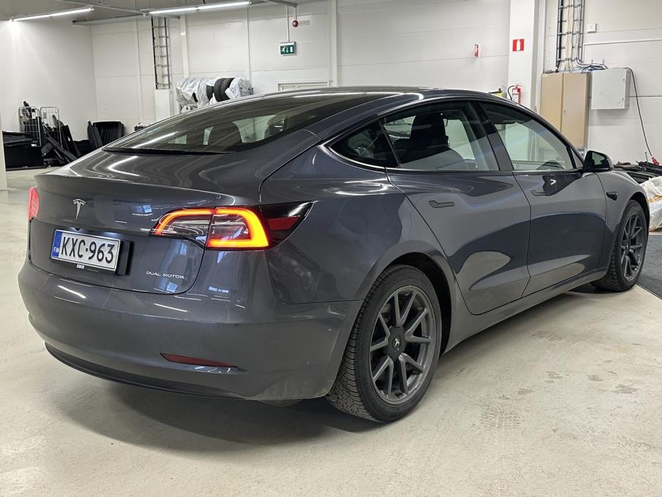 TESLA Model 3 2021