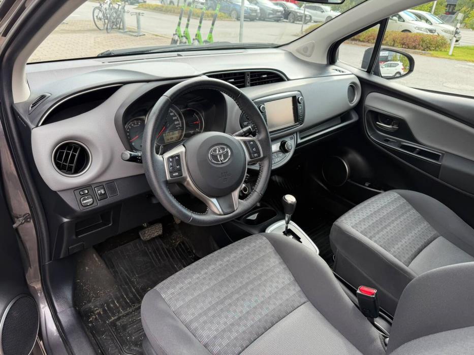TOYOTA Yaris 2016