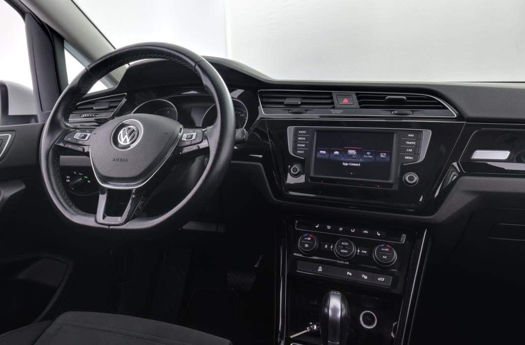 VOLKSWAGEN Touran 2016