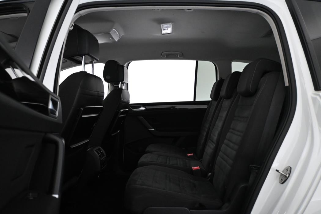 VOLKSWAGEN Touran 2016