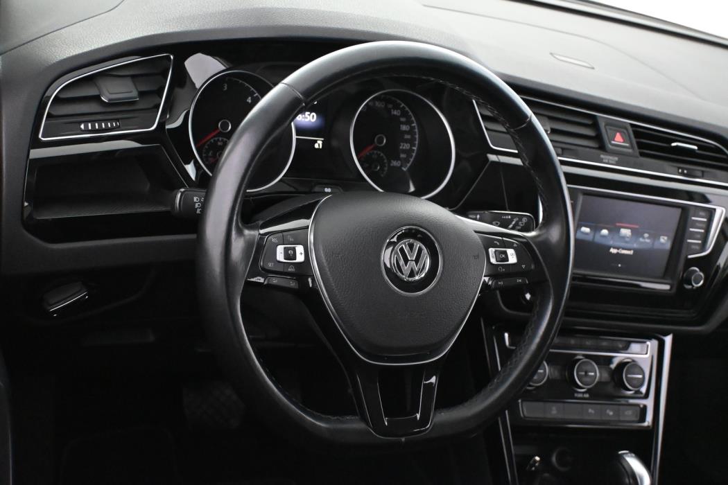 VOLKSWAGEN Touran 2016
