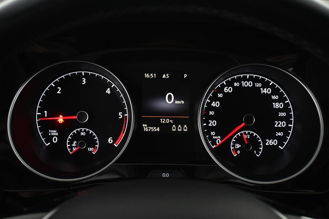 VOLKSWAGEN Touran 2016