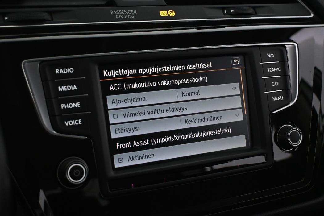 VOLKSWAGEN Touran 2016