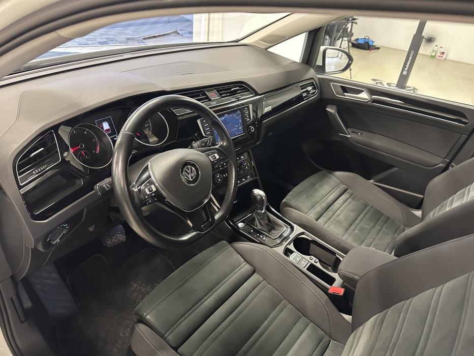 VOLKSWAGEN Touran 2016