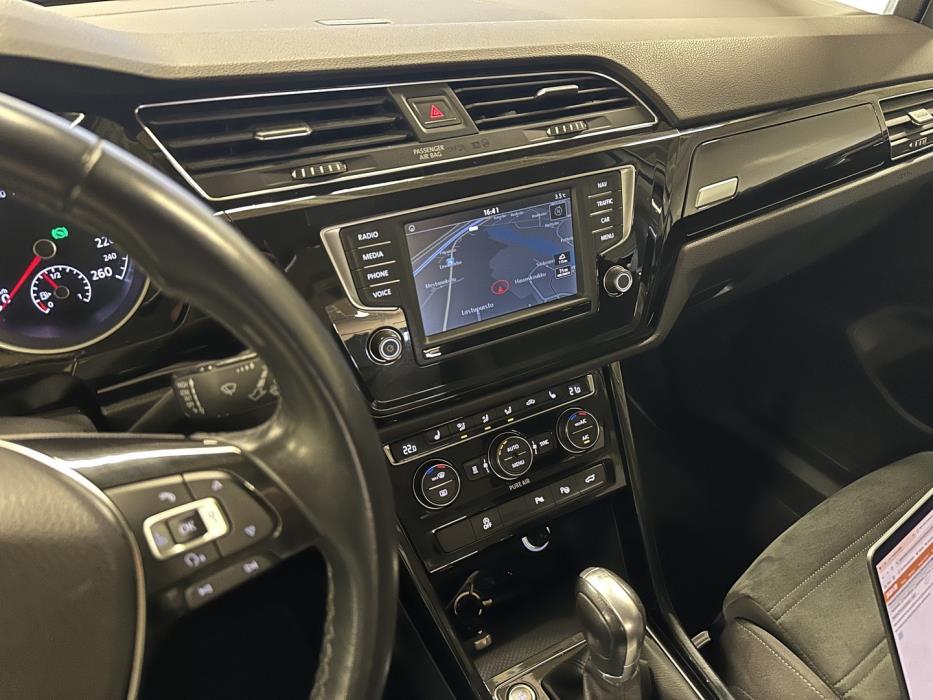 VOLKSWAGEN Touran 2016