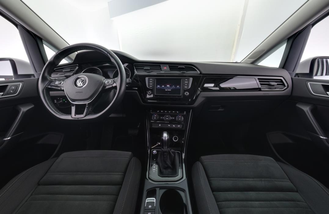 VOLKSWAGEN Touran 2016