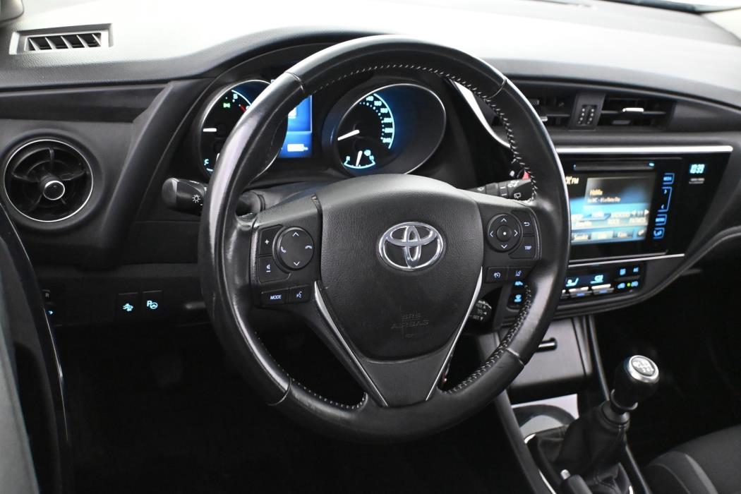 TOYOTA Auris 2016