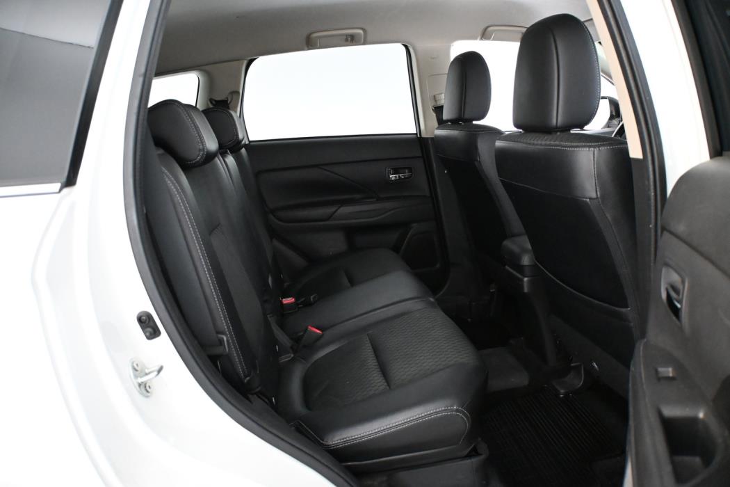 MITSUBISHI Outlander PHEV 2015