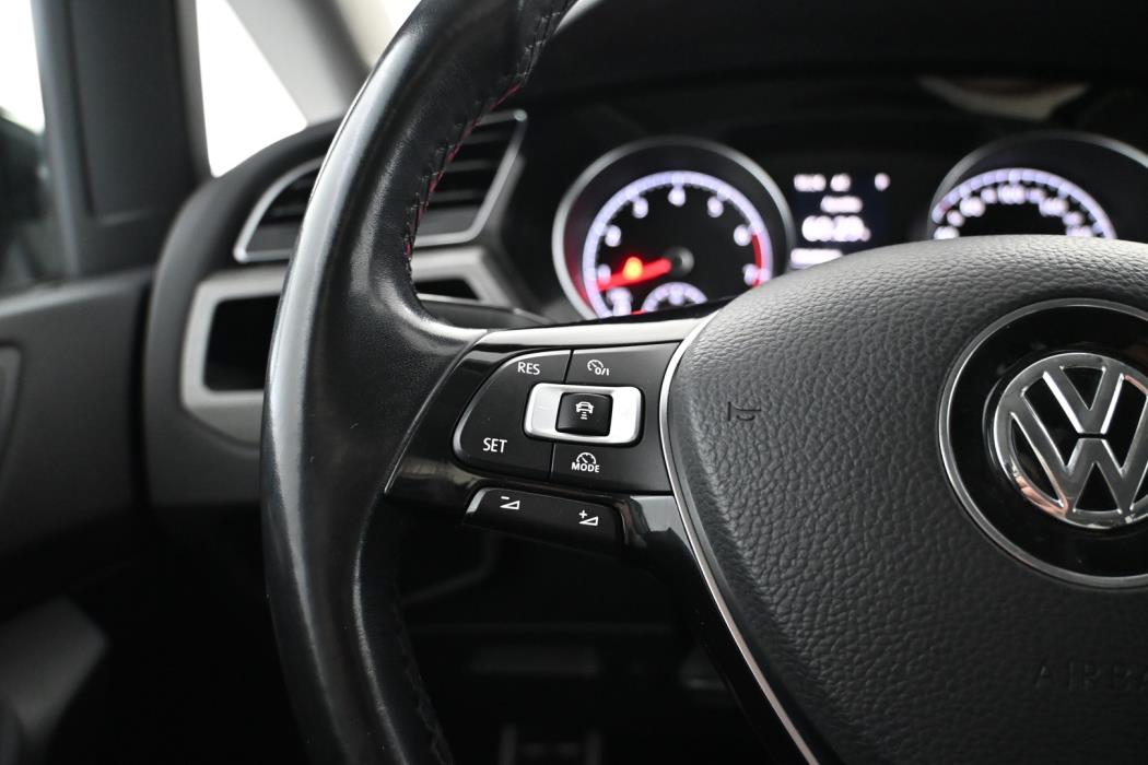 VOLKSWAGEN Touran 2017