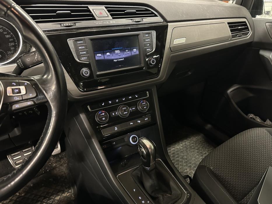 VOLKSWAGEN Touran 2017