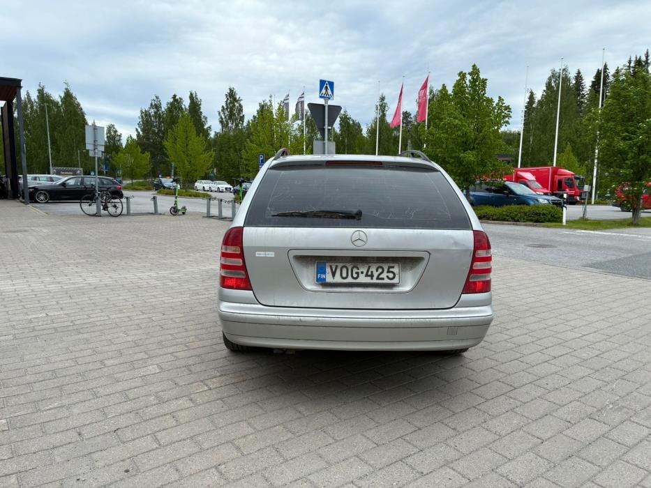 MERCEDES-BENZ C 2004