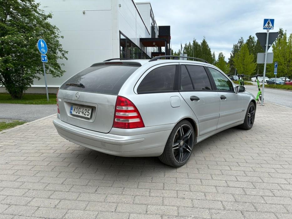 MERCEDES-BENZ C 2004