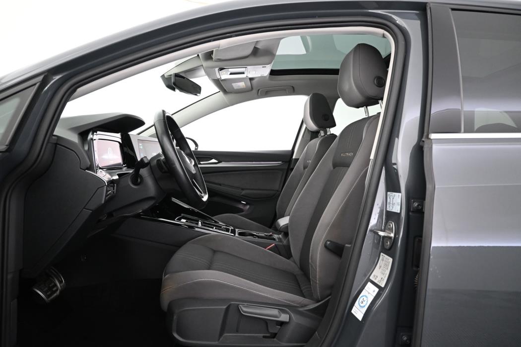 VOLKSWAGEN Golf 2023