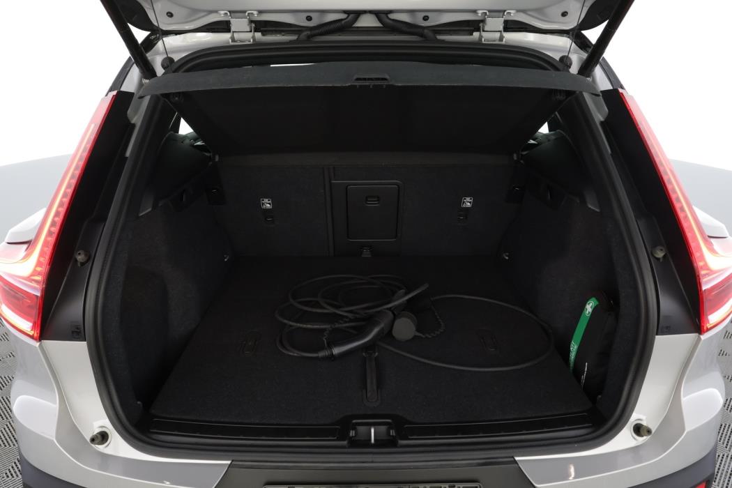 VOLVO EX40 2025