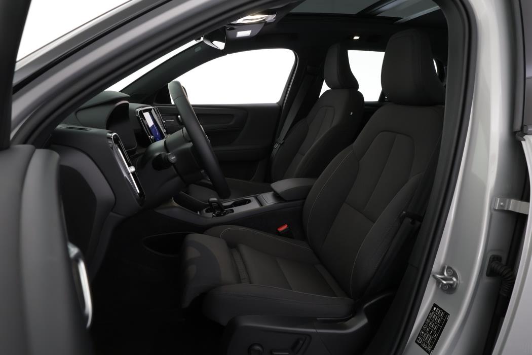 VOLVO EX40 2025
