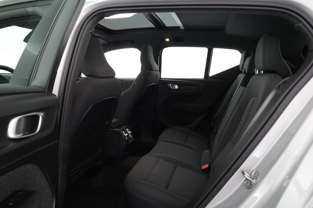 VOLVO EX40 2025