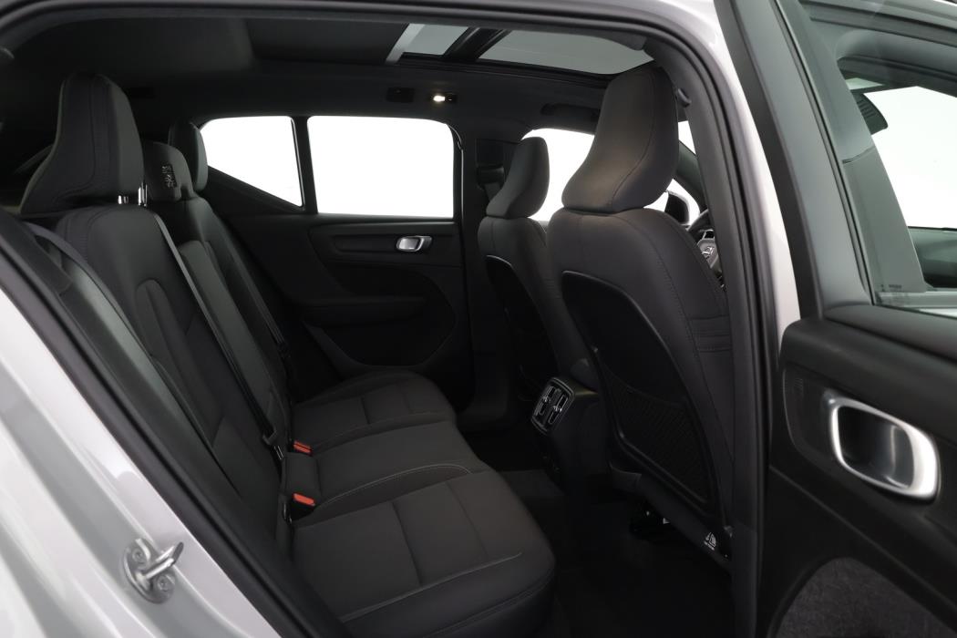 VOLVO EX40 2025