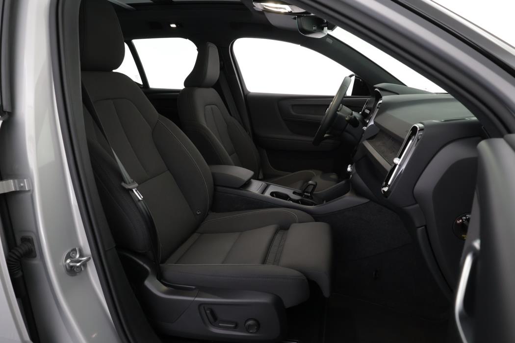 VOLVO EX40 2025
