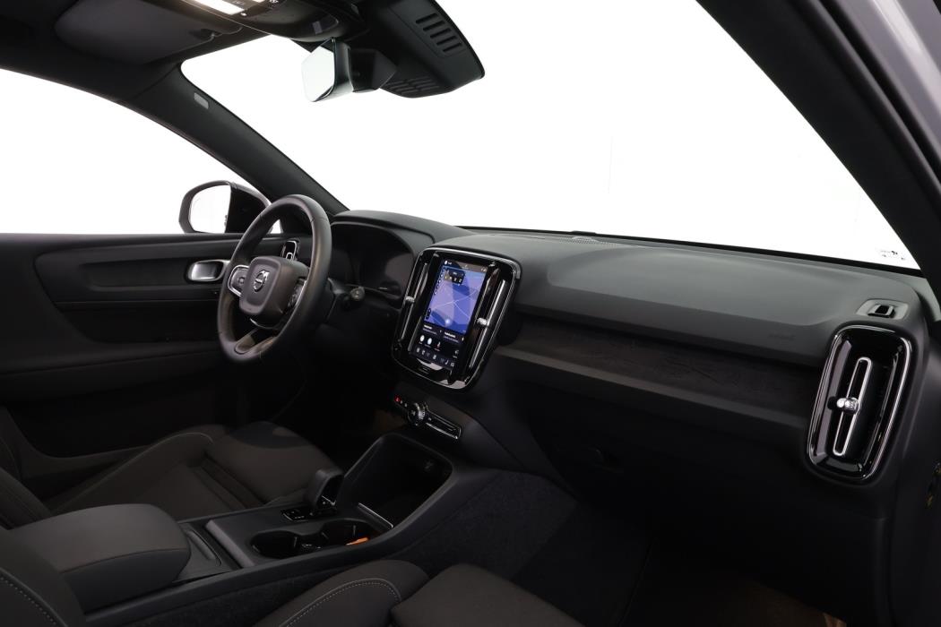 VOLVO EX40 2025