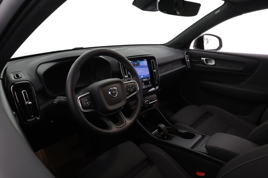 VOLVO EX40 2025
