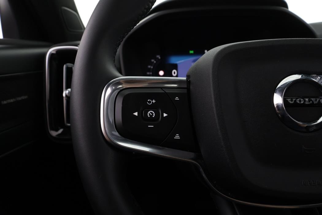 VOLVO EX40 2025