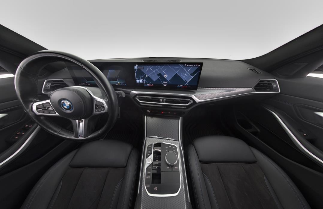 BMW 330 2023