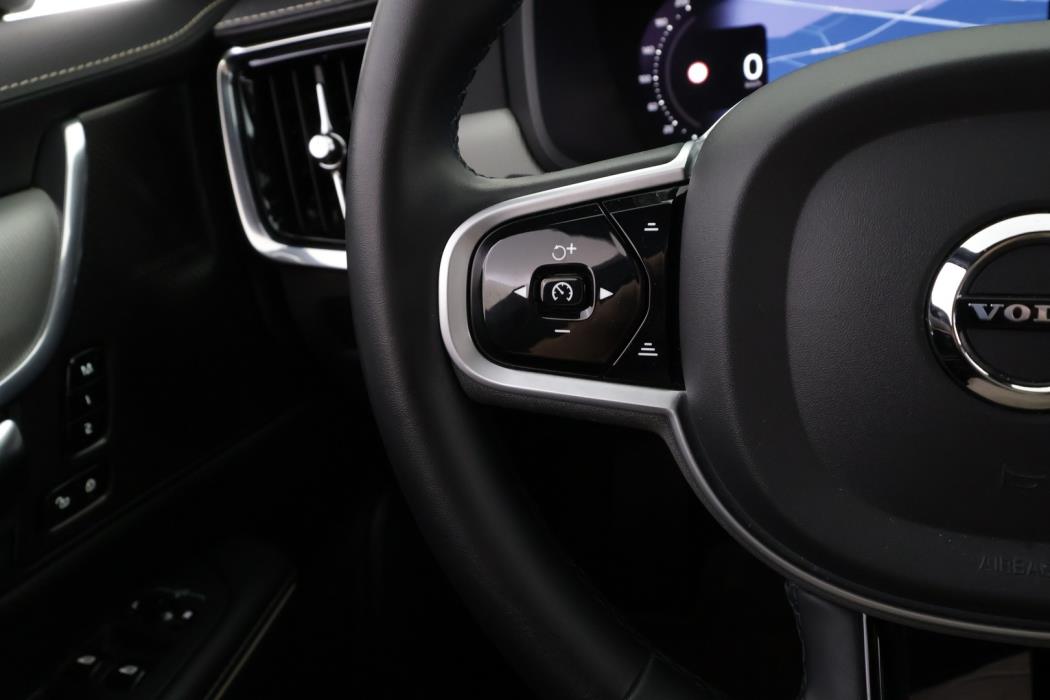 VOLVO V90 2022