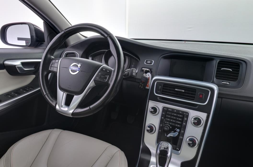 VOLVO V60 2015