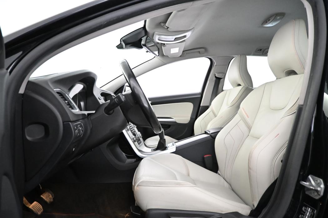 VOLVO V60 2015