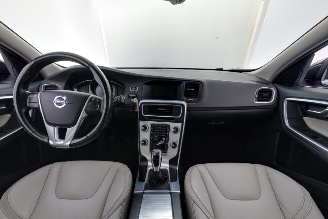 VOLVO V60 2015