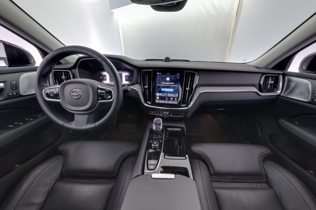 VOLVO V60 2025