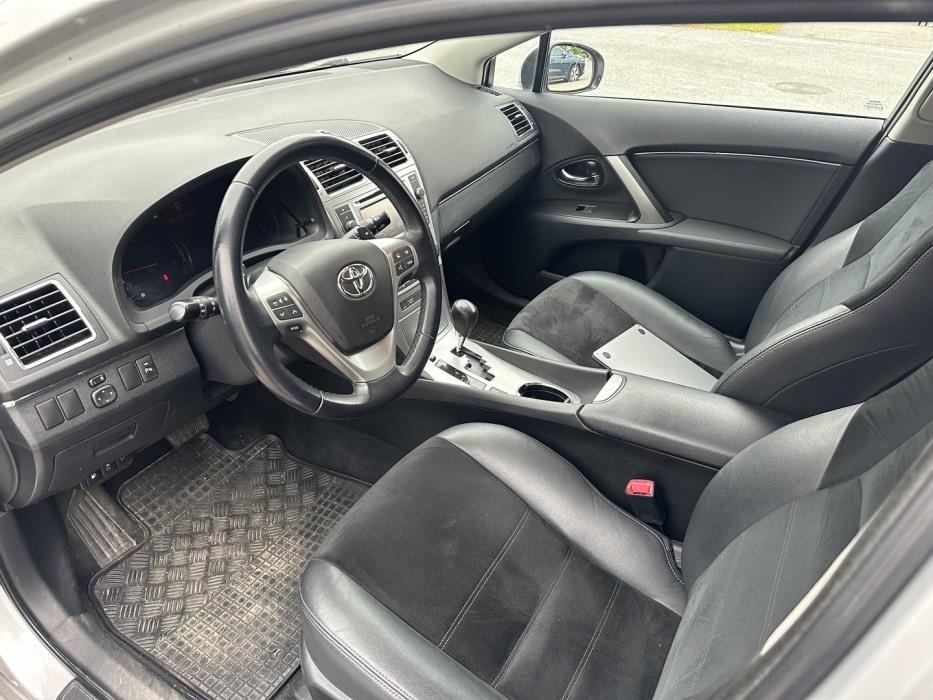 TOYOTA Avensis 2013