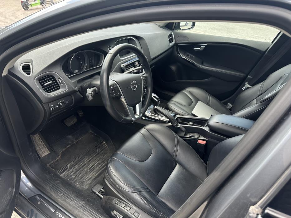 VOLVO V40 2019