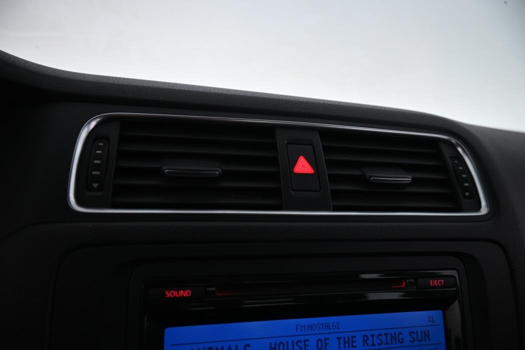 VOLKSWAGEN Jetta 2011