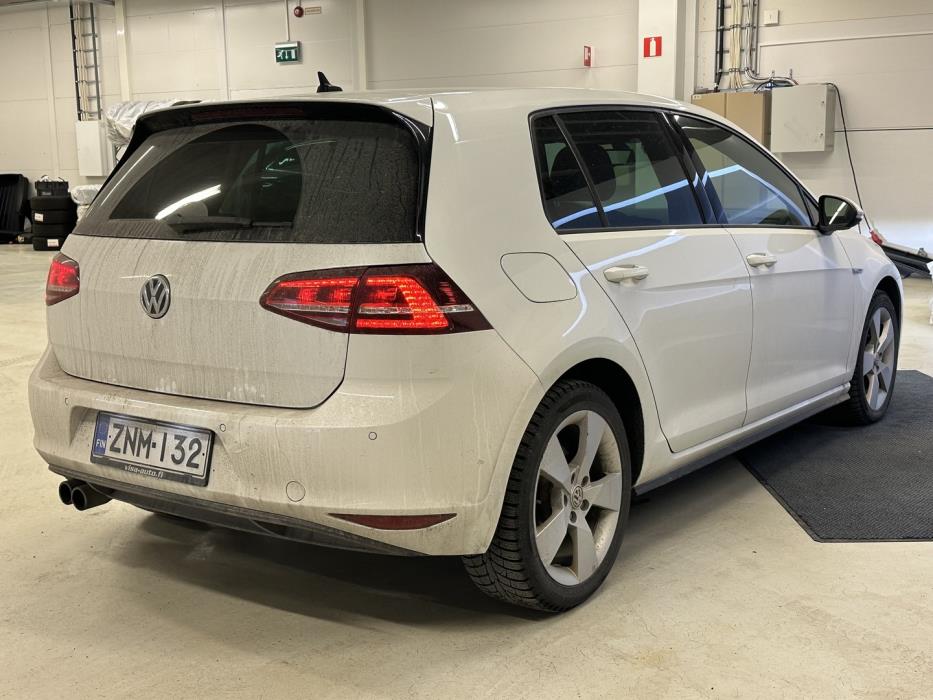 VOLKSWAGEN Golf 2015
